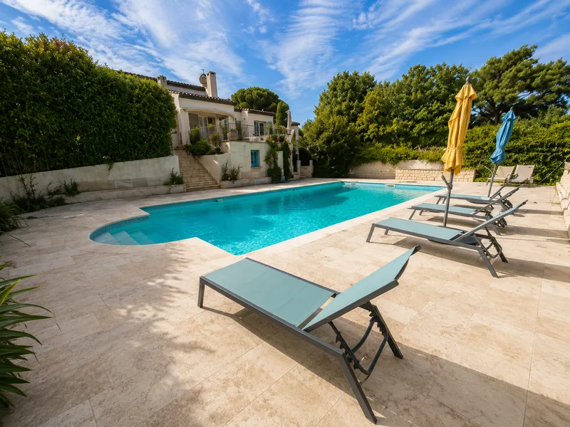 ELEGANT PROVENCAL VILLA WITH SWIMMING POOL JUST STEPS FROM THE VILLAGE  DEUTSCH (MAJUSCULES)