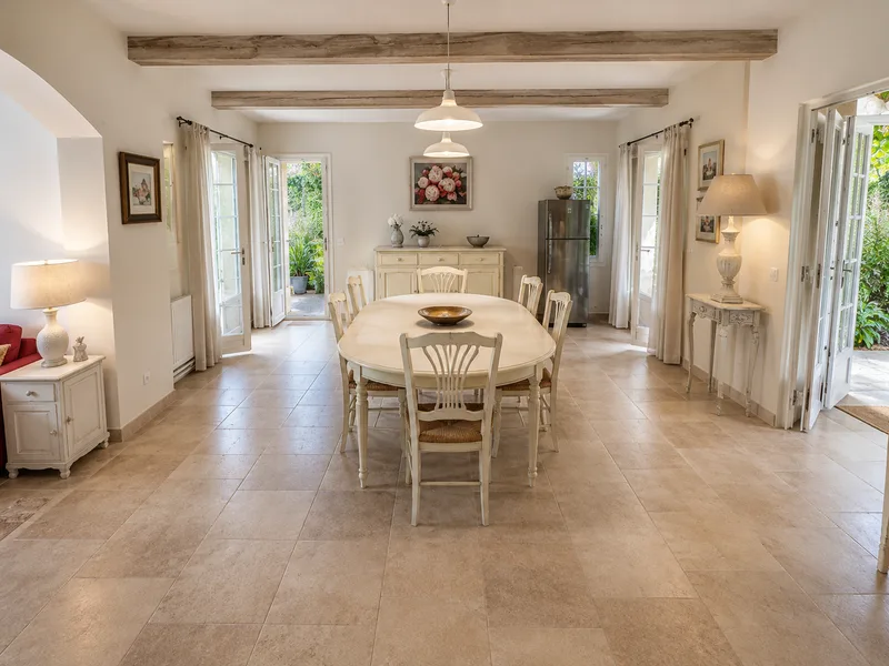 ELEGANT PROVENCAL VILLA WITH SWIMMING POOL JUST STEPS FROM THE VILLAGE  DEUTSCH (MAJUSCULES)