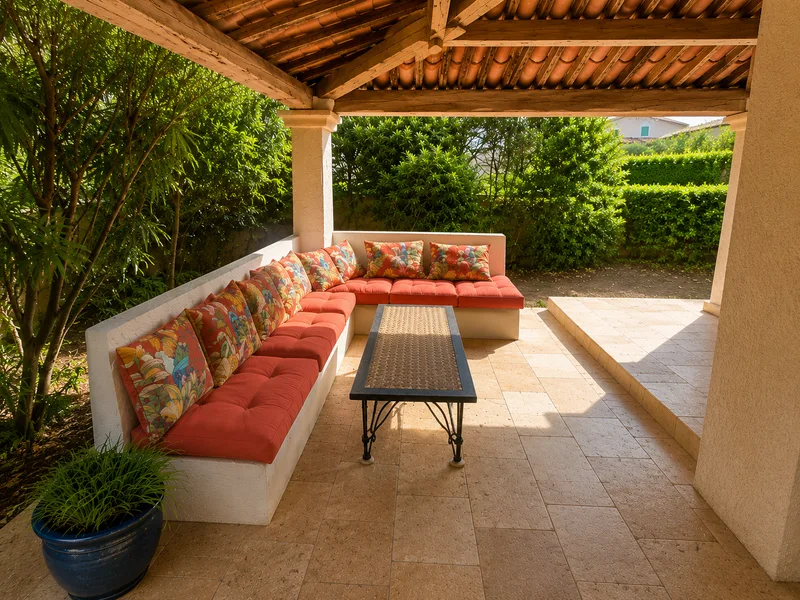 ELEGANT PROVENCAL VILLA WITH SWIMMING POOL JUST STEPS FROM THE VILLAGE  DEUTSCH (MAJUSCULES)