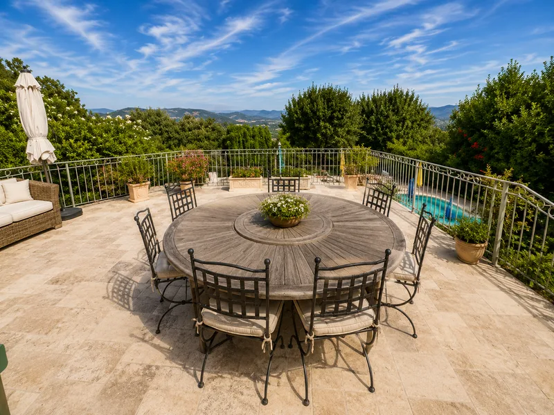 ELEGANT PROVENCAL VILLA WITH SWIMMING POOL JUST STEPS FROM THE VILLAGE  DEUTSCH (MAJUSCULES)