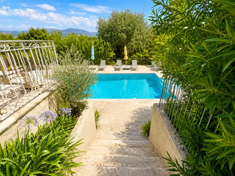 ELEGANT PROVENCAL VILLA WITH SWIMMING POOL JUST STEPS FROM THE VILLAGE  DEUTSCH (MAJUSCULES)