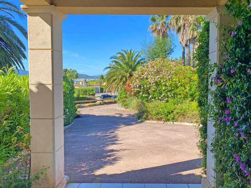 FAMILY VILLA IN A PRESTIGIOUS ESTATE WITH SEA VIEW