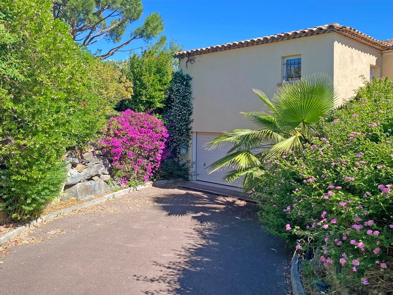 FAMILY VILLA IN A PRESTIGIOUS ESTATE WITH SEA VIEW