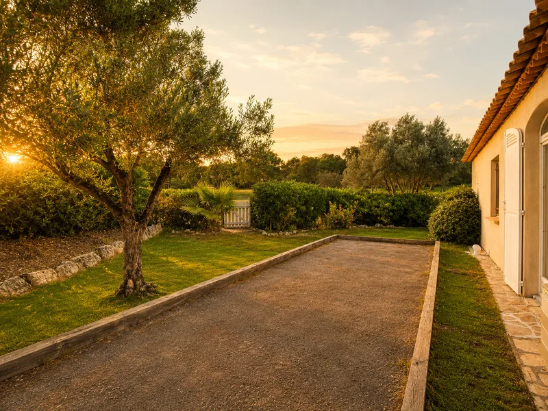 FAMILY VILLA IN A PRESTIGIOUS ESTATE WITH SEA VIEW
