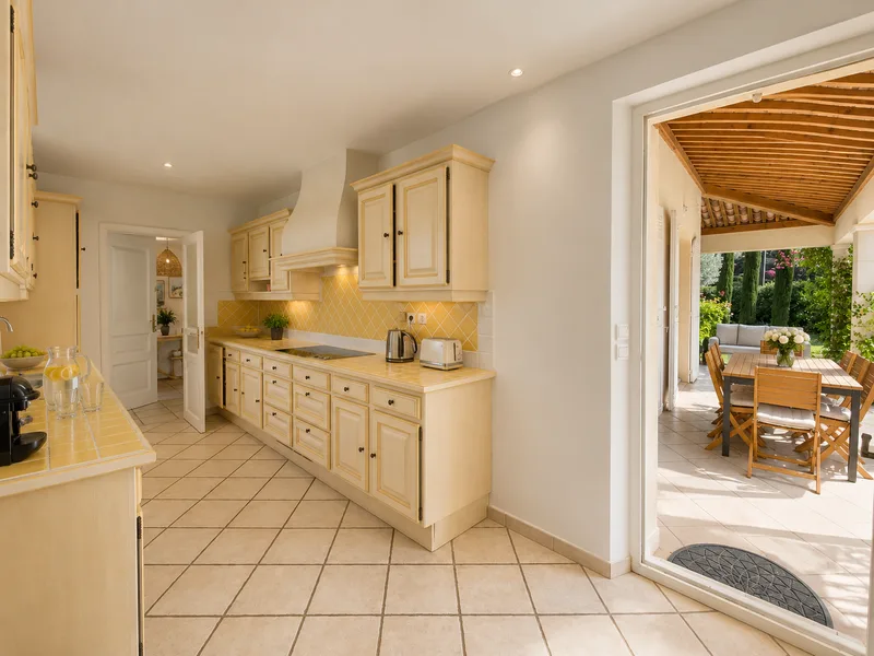 FAMILY VILLA IN A PRESTIGIOUS ESTATE WITH SEA VIEW