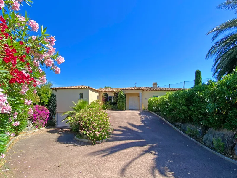 FAMILY VILLA IN A PRESTIGIOUS ESTATE WITH SEA VIEW
