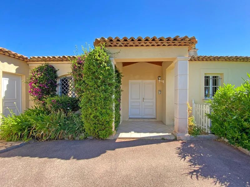 FAMILY VILLA IN A PRESTIGIOUS ESTATE WITH SEA VIEW