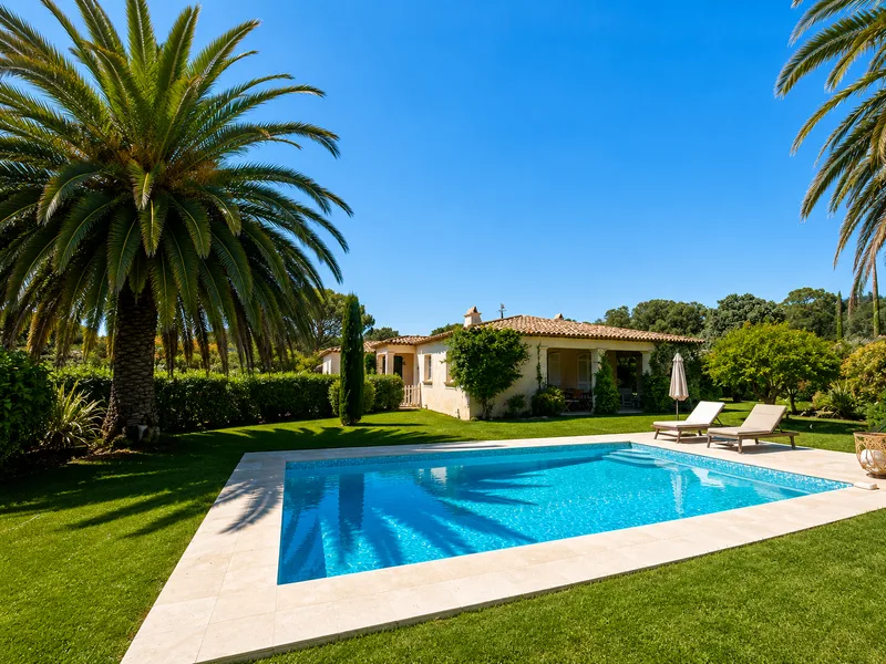 FAMILY VILLA IN A PRESTIGIOUS ESTATE WITH SEA VIEW