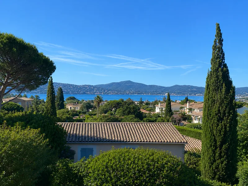 FAMILY VILLA IN A PRESTIGIOUS ESTATE WITH SEA VIEW