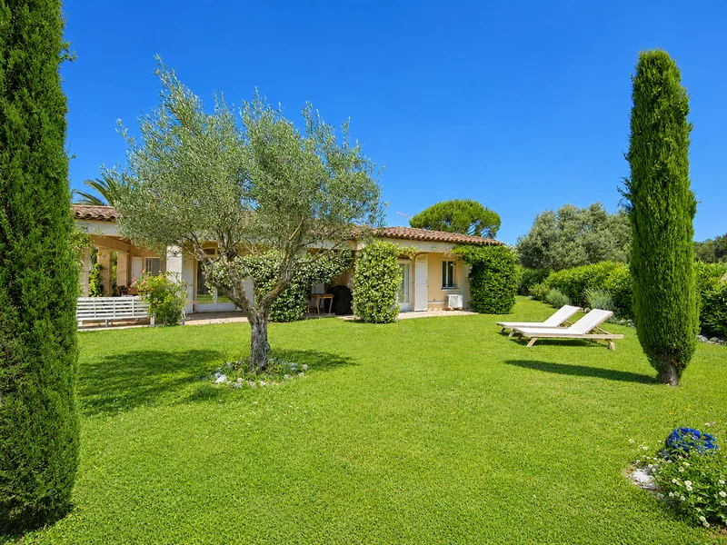 FAMILY VILLA IN A PRESTIGIOUS ESTATE WITH SEA VIEW