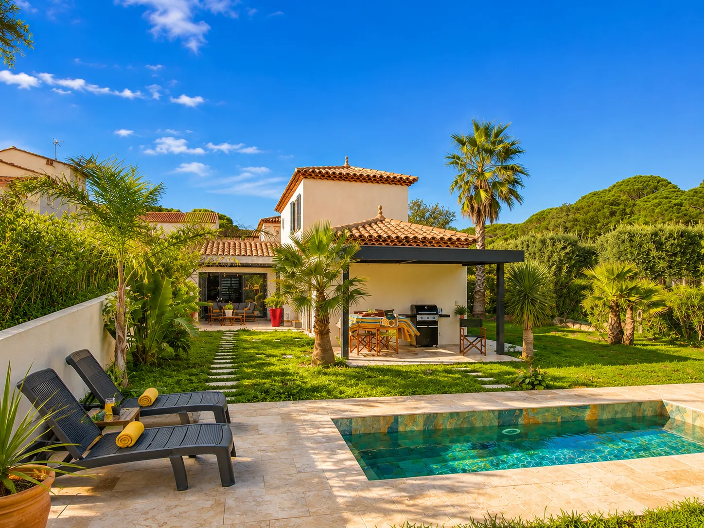 ÉLÉGANTE MAISON AVEC PISCINE ET TERRAIN DE PÉTANQUE