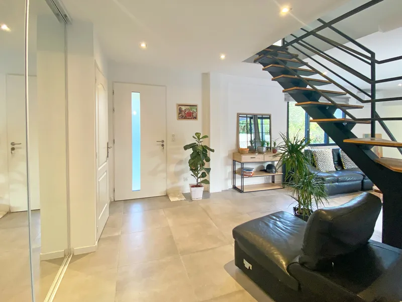 ÉLÉGANTE MAISON AVEC PISCINE ET TERRAIN DE PÉTANQUE