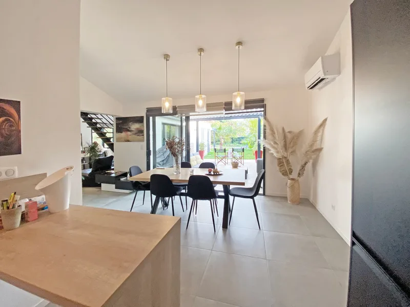 ÉLÉGANTE MAISON AVEC PISCINE ET TERRAIN DE PÉTANQUE
