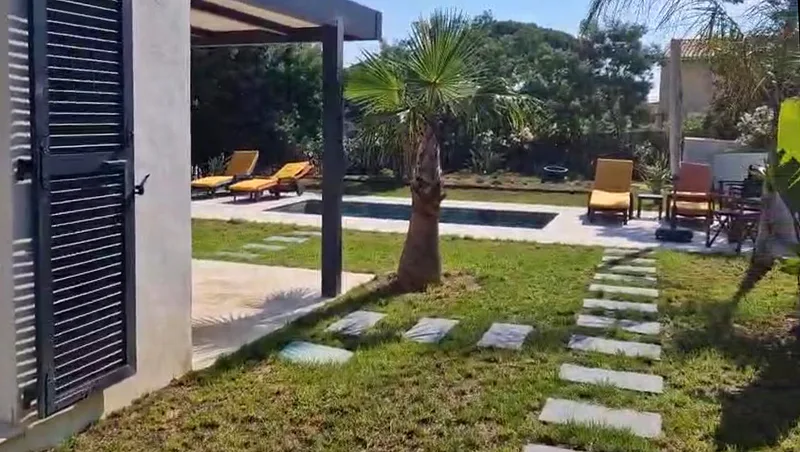 ÉLÉGANTE MAISON AVEC PISCINE ET TERRAIN DE PÉTANQUE