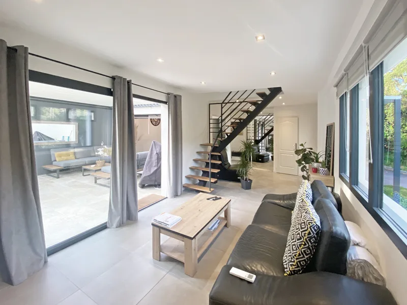 ÉLÉGANTE MAISON AVEC PISCINE ET TERRAIN DE PÉTANQUE