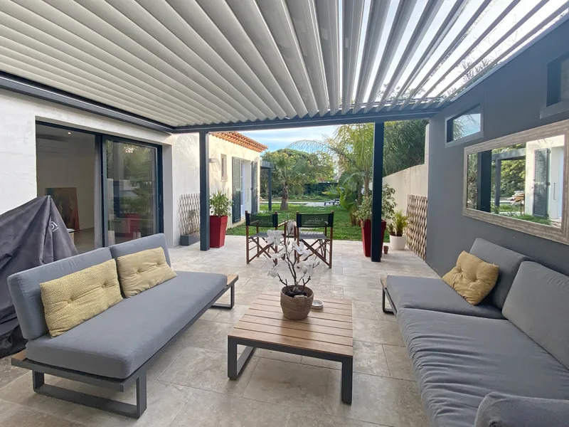 ÉLÉGANTE MAISON AVEC PISCINE ET TERRAIN DE PÉTANQUE