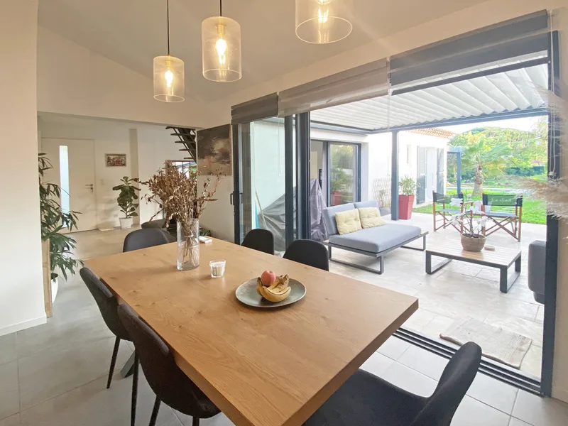 ÉLÉGANTE MAISON AVEC PISCINE ET TERRAIN DE PÉTANQUE