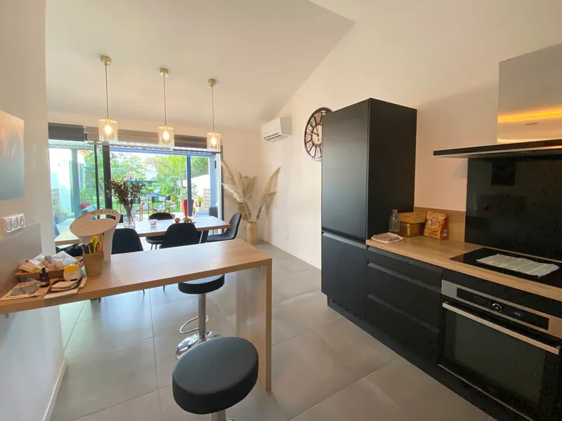 ÉLÉGANTE MAISON AVEC PISCINE ET TERRAIN DE PÉTANQUE