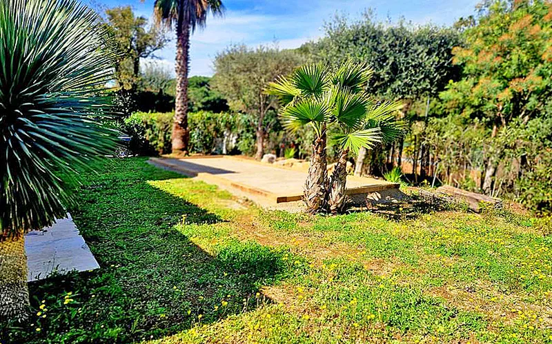 ÉLÉGANTE MAISON AVEC PISCINE ET TERRAIN DE PÉTANQUE